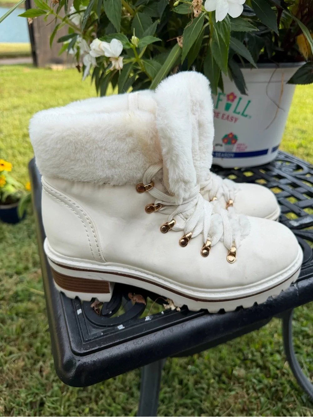 Bamboo White Faux Fur Lace Up Winter Ankle Boots Lug Sole Women’s 8 EU 38